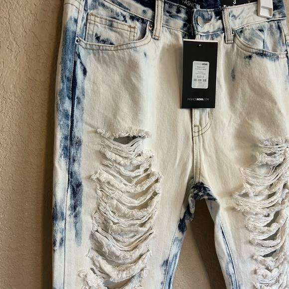 NEW Bleach Blue Wash Distressed Jeans Size 3 from Fashion Nova - Picture 3 of 11